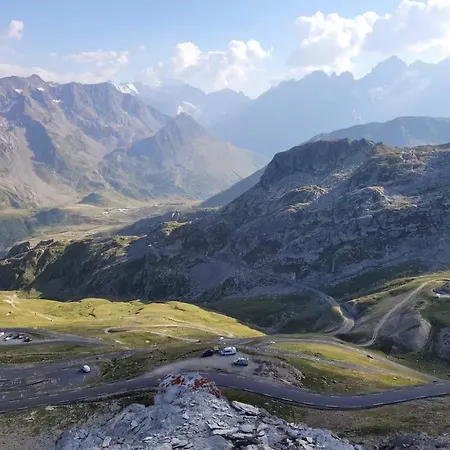 Aux Pieds Des Montagnes Oda ve Kahvaltı
