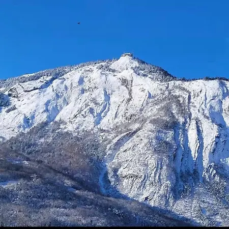 Aux Pieds Des Montagnes *