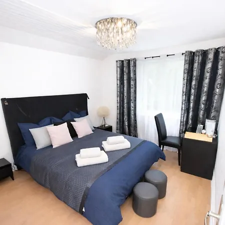 Aux Pieds Des Montagnes Bed & Breakfast